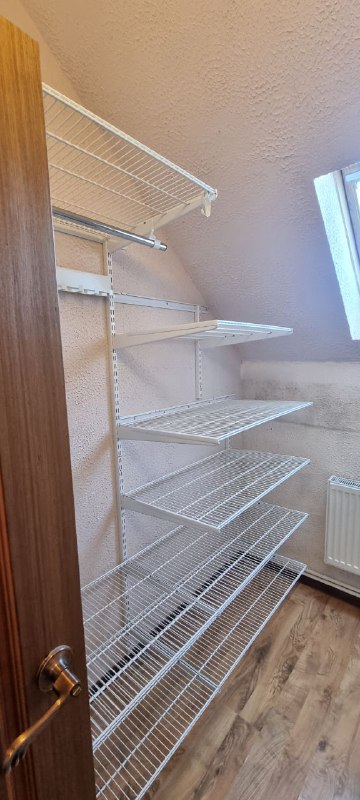 Белая двухсторонняя гардеробная, ~2,4×1,8 м, фото 2