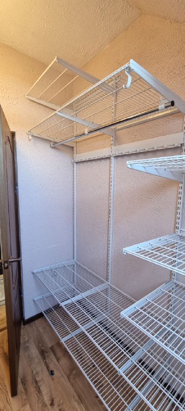 Белая двухсторонняя гардеробная, ~2,4×1,8 м, фото 3