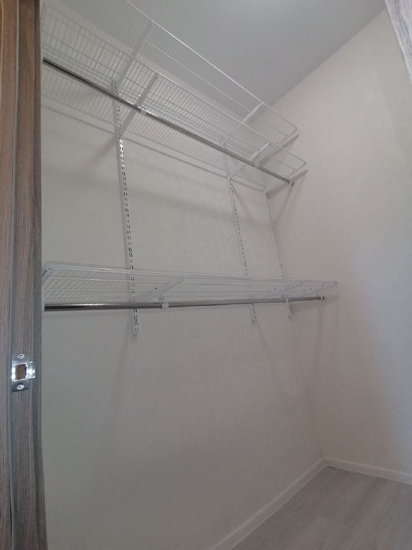 Белая двухсторонняя гардеробная, ~1,7×1,8 м, фото 1