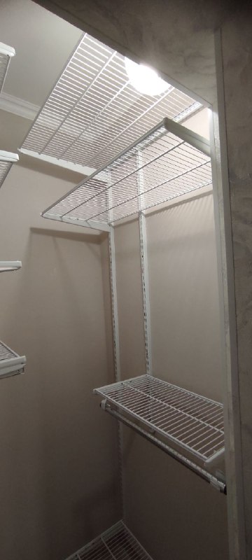 Белая двухсторонняя гардеробная, ~1,8×2 м, фото 2