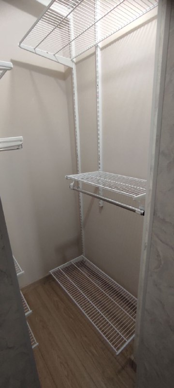 Белая двухсторонняя гардеробная, ~1,8×2 м, фото 3