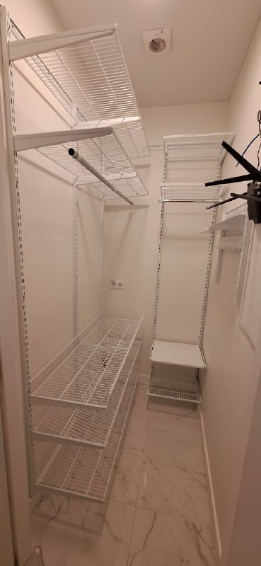 Белая двухсторонняя гардеробная, ~1,2×2 м, фото 1