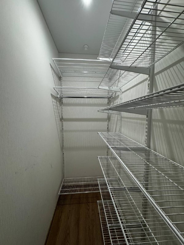Белая двухсторонняя гардеробная, ~1,8×2 м, фото 1