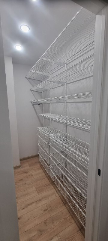 Белая двухсторонняя гардеробная, ~1,5×2,1 м, фото 1