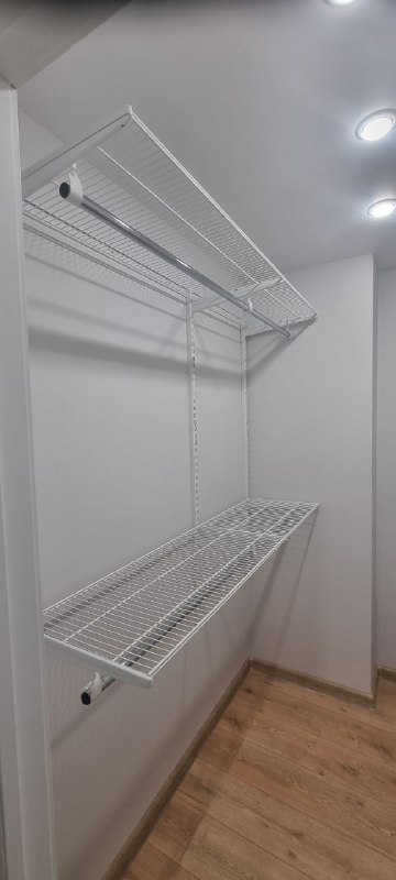 Белая двухсторонняя гардеробная, ~1,5×2,1 м, фото 2