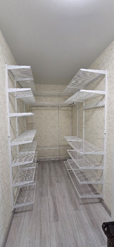 Белая двухсторонняя гардеробная, ~1,8×2,5 м, фото 1