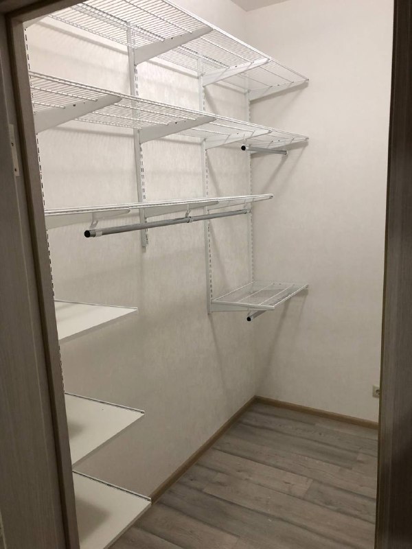 Белая двухсторонняя гардеробная, ~1,9×2,2 м, фото 1