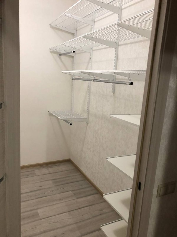 Белая двухсторонняя гардеробная, ~1,9×2,2 м, фото 2