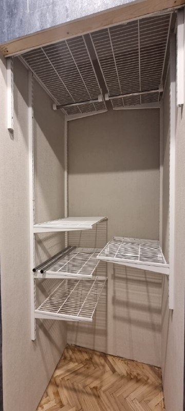 Белая двухсторонняя гардеробная, ~1,1×1 м, фото 1