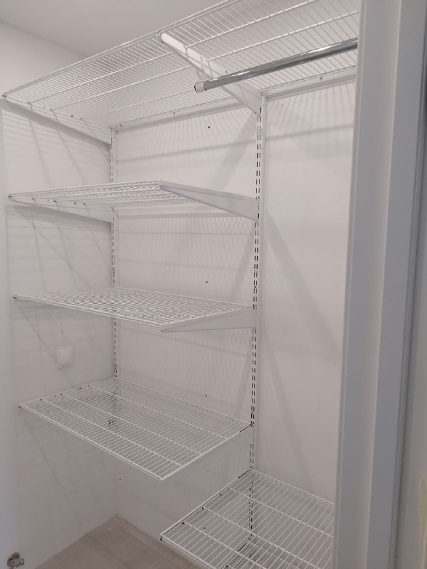 Белая двухсторонняя гардеробная, ~1,3×1,8 м, фото 1