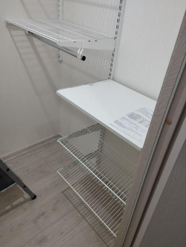 Белая двухсторонняя гардеробная, ~1,8×1,5 м, фото 2