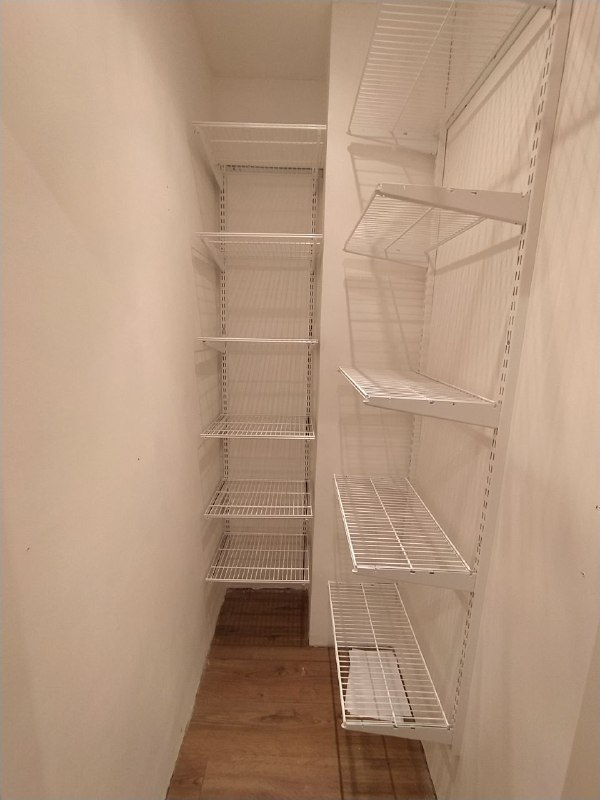Белая двухсторонняя гардеробная, ~1×2 м, фото 1