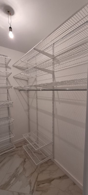 Белая двухсторонняя гардеробная, ~1,1×2 м, фото 1