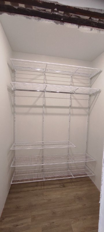 Белая двухсторонняя гардеробная, ~1,8×2 м, фото 1