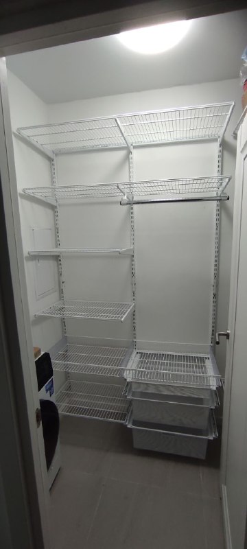 Белая двухсторонняя гардеробная с брючницей, ~1,4×1,7 м, фото 1