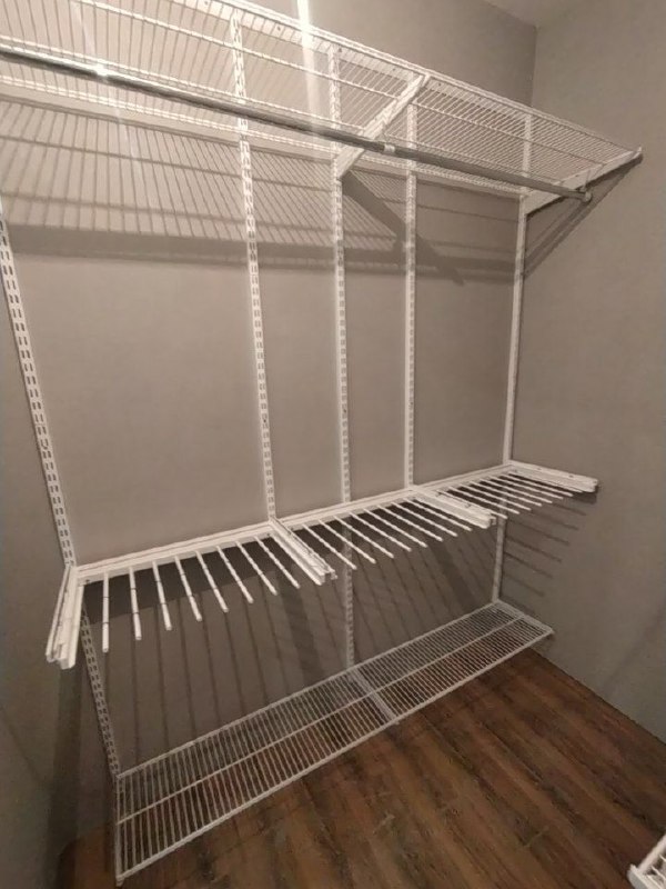 Белая двухсторонняя гардеробная с брючницей, ~2,1×1,9 м, фото 1