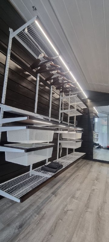 Белая двухсторонняя гардеробная с деревом и зеркалом, ~2,4×3 м, фото 1