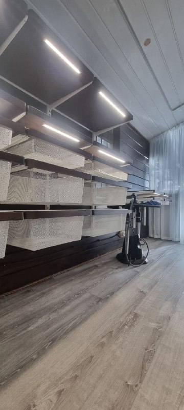 Белая двухсторонняя гардеробная с деревом и зеркалом, ~2,4×3 м, фото 3