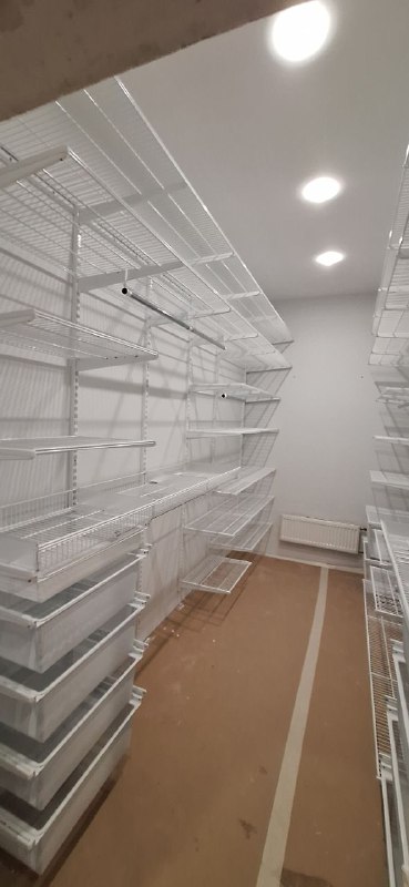 Белая двухсторонняя гардеробная с полками для обуви, фото 2