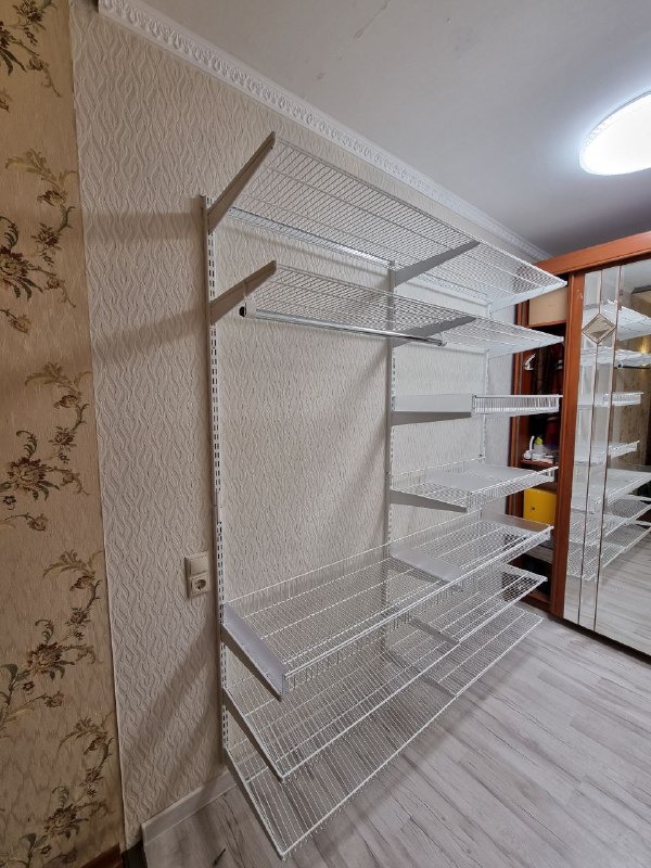 Белая двухсторонняя гардеробная с полками для обуви, фото 2
