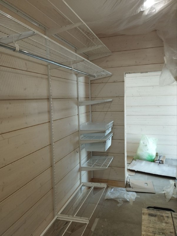 Белая двухсторонняя гардеробная с полками для обуви, ~1,8×3 м, фото 1