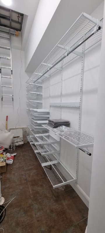 Белая двухсторонняя гардеробная с полками для обуви, ~1,8×3 м, фото 1