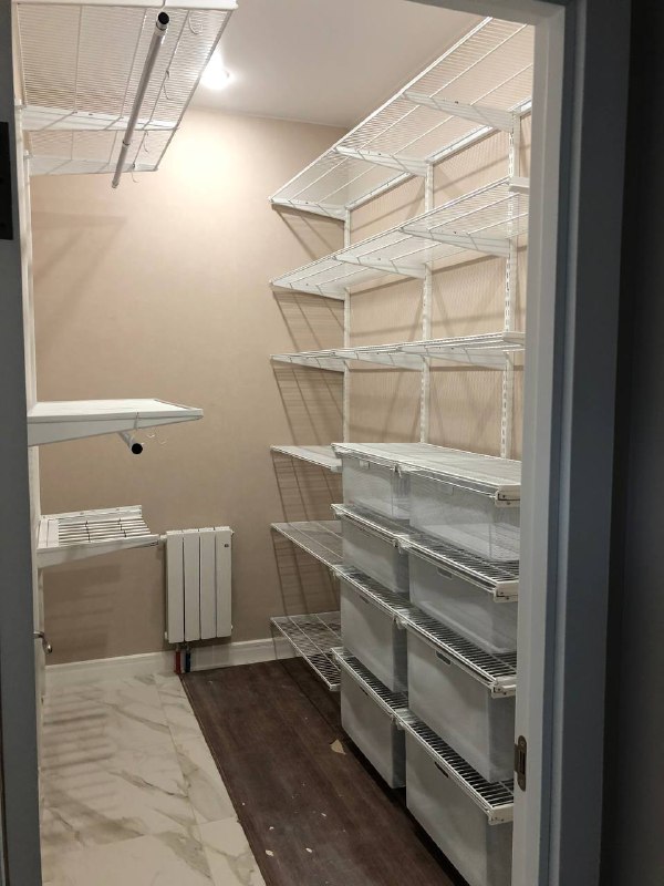 Белая двухсторонняя гардеробная с выдвижными корзинами, ~1,5×2,2 м, фото 1