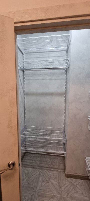 Белая двухсторонняя гардеробная с выдвижными корзинами, ~0,8×1,5 м, фото 1