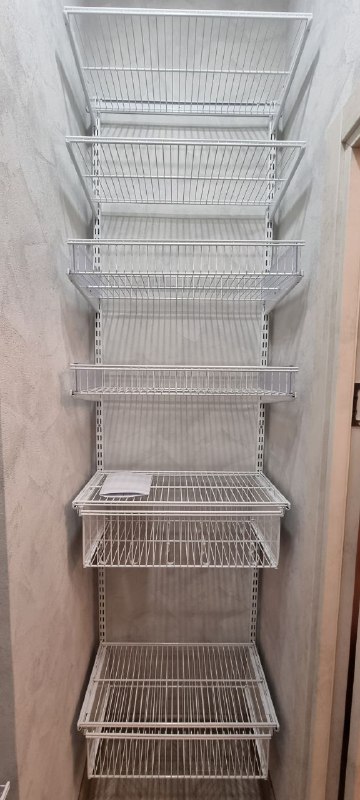 Белая двухсторонняя гардеробная с выдвижными корзинами, ~0,8×1,5 м, фото 2