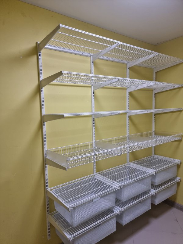 Белая двухсторонняя гардеробная с выдвижными корзинами, ~1,9×2,2 м, фото 2