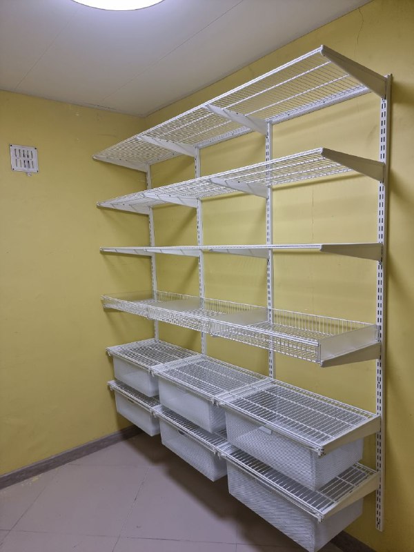 Белая двухсторонняя гардеробная с выдвижными корзинами, ~1,9×2,2 м, фото 3