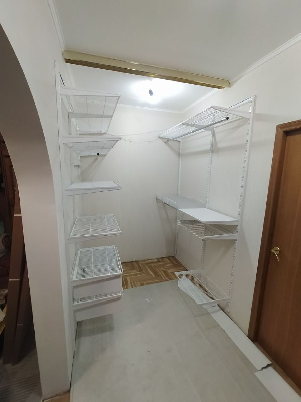 Белая двухсторонняя гардеробная с выдвижными корзинами, фото 2