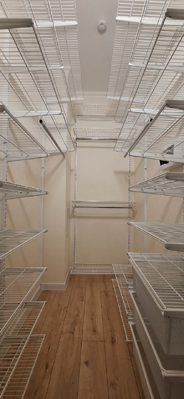 Белая двухсторонняя гардеробная с выдвижными корзинами, ~1,8×3 м, фото 1