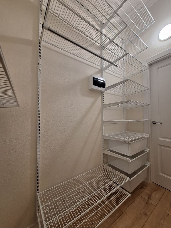 Белая двухсторонняя гардеробная с выдвижными корзинами, ~1,8×3 м, фото 2
