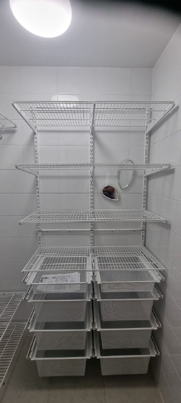 Белая двухсторонняя гардеробная с выдвижными корзинами, ~1,2×1,7 м, фото 1