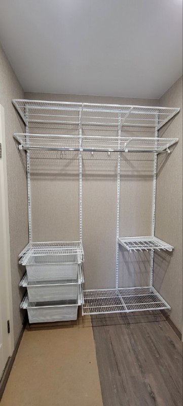 Белая двухсторонняя гардеробная с выдвижными корзинами, ~1,8×1,5 м, фото 2