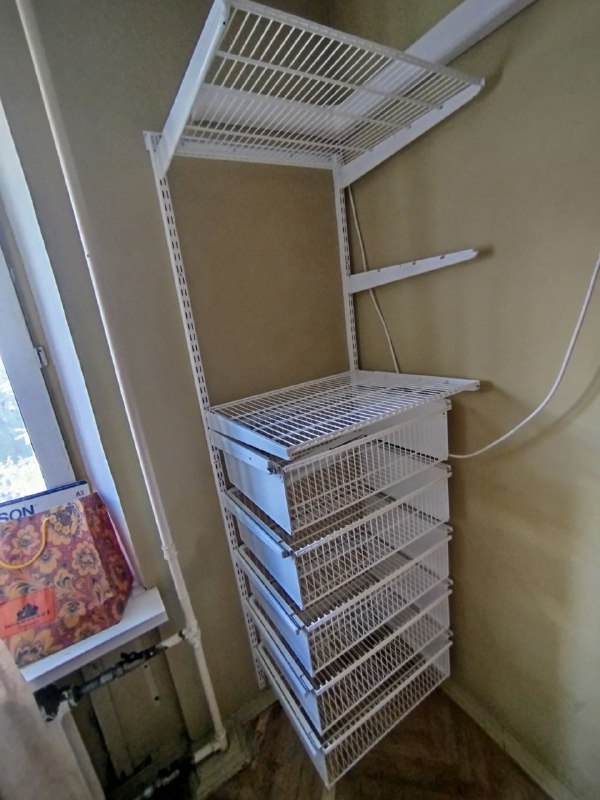 Белая двухсторонняя гардеробная с выдвижными корзинами, ~1,3×1,7 м, фото 1