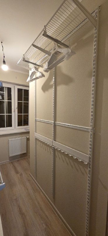 Белая двухсторонняя гардеробная с выдвижными корзинами, ~1,8×2,8 м, фото 3