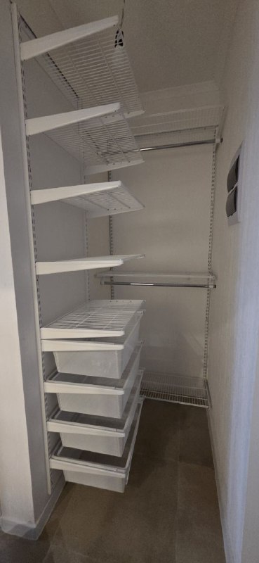 Белая двухсторонняя гардеробная с выдвижными корзинами, ~1,2×1,7 м, фото 1