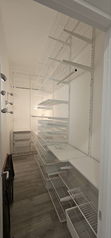 Белая двухсторонняя гардеробная с выдвижными корзинами, фото 1