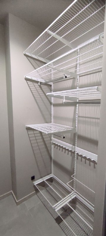 Белая двухсторонняя гардеробная с выдвижными корзинами, ~1,3×1,8 м, фото 2