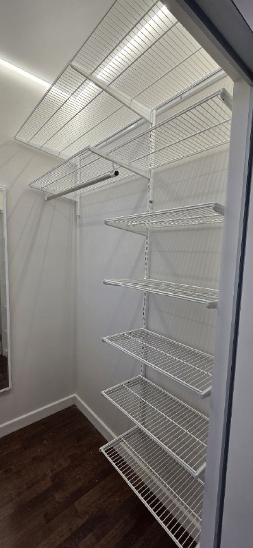 Белая двухсторонняя гардеробная с выдвижными корзинами, ~1,5×1,3 м, фото 1