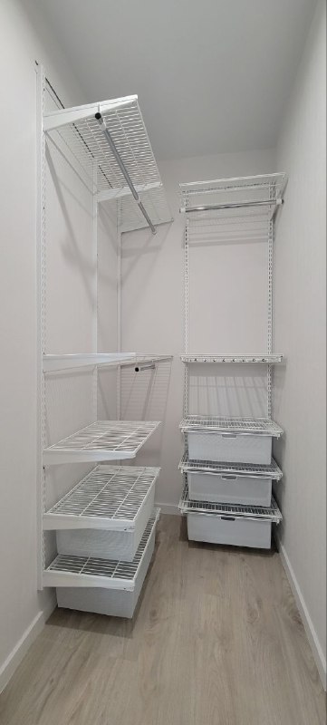 Белая двухсторонняя гардеробная с выдвижными корзинами, ~0,9×1,9 м, фото 1