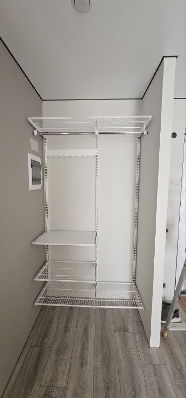 Белая двухсторонняя гардеробная с выдвижными корзинами, ~3,1×2,4 м, фото 2