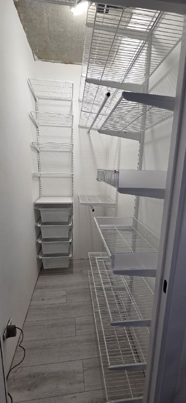 Белая двухсторонняя гардеробная с выдвижными корзинами, ~1,1×2,2 м, фото 1