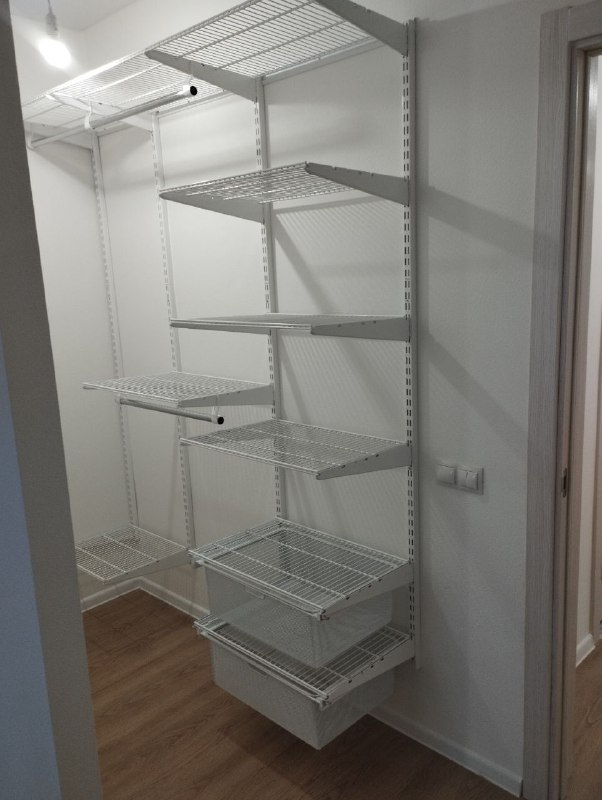 Белая двухсторонняя гардеробная с выдвижными корзинами, ~1,5×2,1 м, фото 1