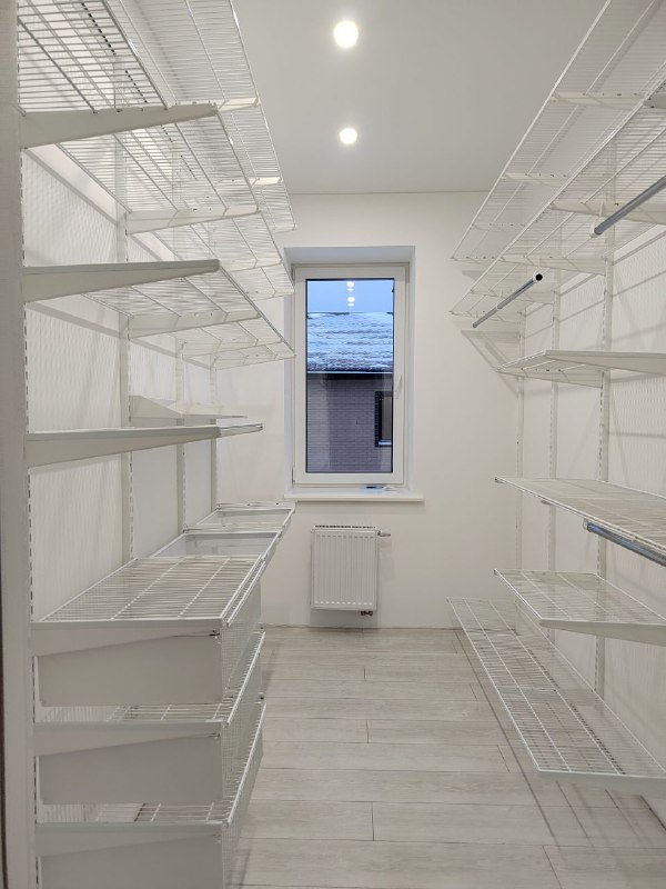 Белая двухсторонняя гардеробная с выдвижными корзинами, ~2×3,2 м, фото 2