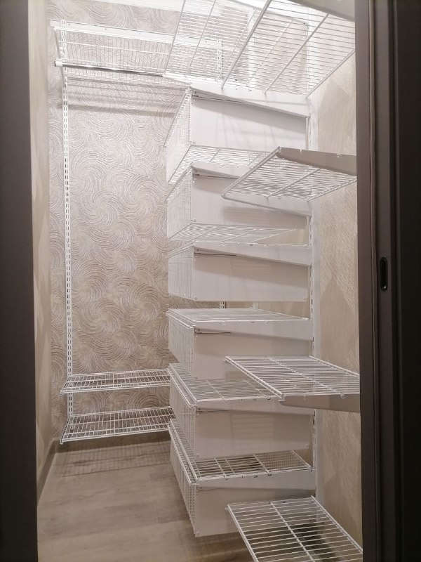 Белая двухсторонняя гардеробная с выдвижными корзинами, ~1,8×2,5 м, фото 1