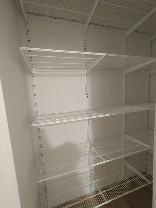 Белая двухсторонняя гардеробная с выдвижными корзинами, ~1,2×2,1 м, фото 2