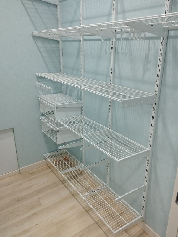 Белая двухсторонняя гардеробная с выдвижными корзинами, ~2,1×1,8 м, фото 3